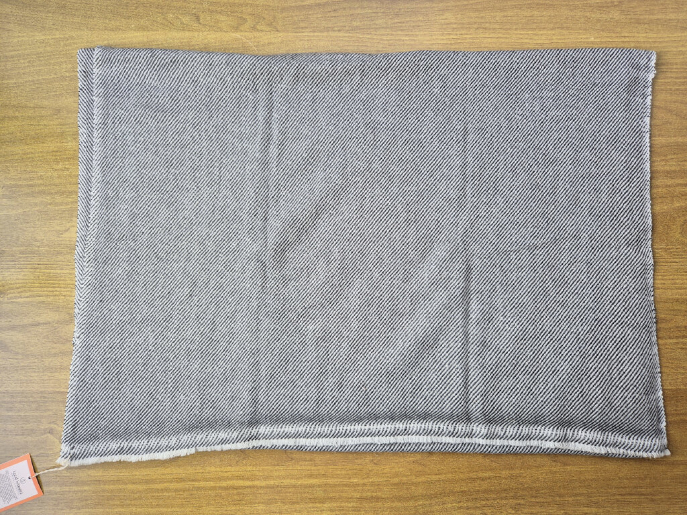 Kaschmir-Schal Anthrazit & Weiß – fein gewebte Webkunst von LWH Nepal